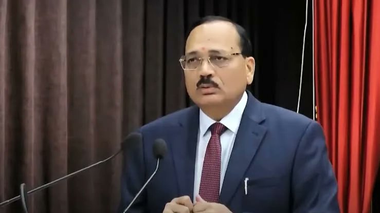 ये कोई मामूली जज नहीं, जस्टिस सूर्यकांत हैं — जिन्होंने UGC के नए नियमों पर रोक लगाई।

लेकिन सवाल खड़े होते हैं क्या ये भ्रष्ट है ?

2012 में एक रियल एस्टेट एजेंट ने कम कीमत दिखाकर करोड़ों की संपत्ति के लेन-देन के आरोप लगाए।

2017 में पंजाब के एक कैदी ने आठ मामलों में रिश्वत लेकर