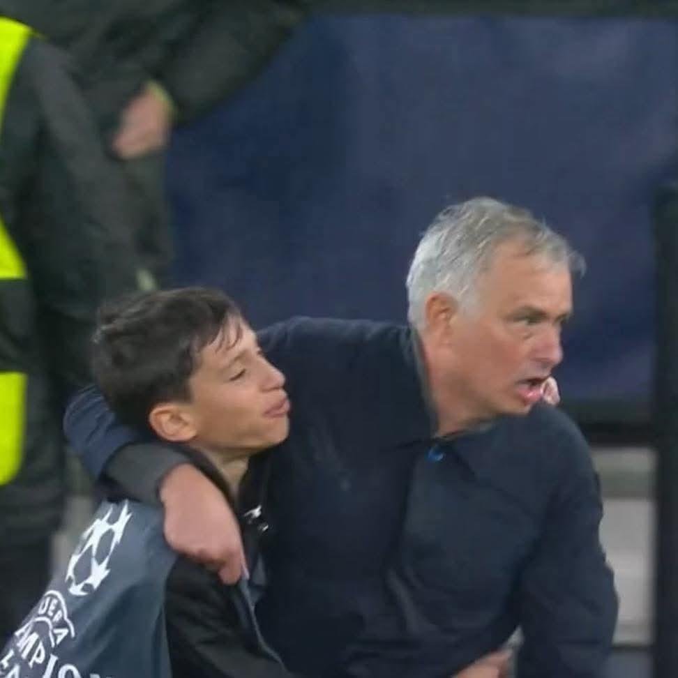 🔔🇵🇹

لقطة لن ينساها هذا الصغير 😍

احتفال حامل الكرات مع مدرب بنفيكا جوزيه مورينيو بهدف حارس الفريق توربين أمام ريال مدريد في الدقائق الأخيرة 🤩