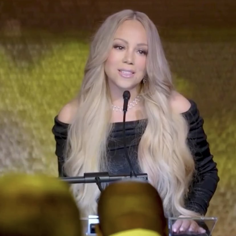 mariahwind's tweet photo. mother brought out the 2005 wig SHE IS INSANEE https://t.co/69T2PrWexg