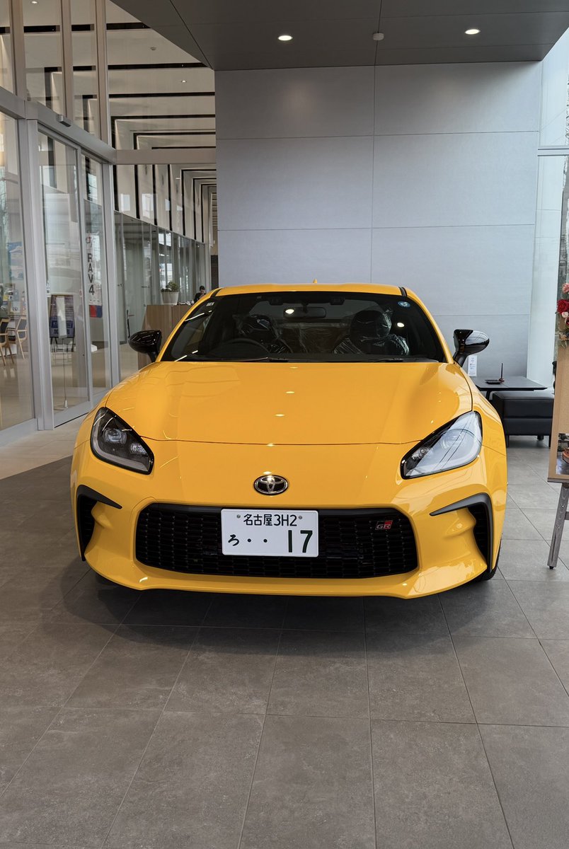 toyoopy1017's tweet photo. ⭐️TOYOTA GR86 RZ “Yellow Limited” （6MT）

ご縁があり、本日受け取りに行ってきました😊
新車の匂い…最高ッ🫶

GR garage豊川の皆様含め、背中を押してくださった皆様ありがとうございました🙇‍♂️

#GR86 #イエローリミテッド https://t.co/DiSa50KKzE