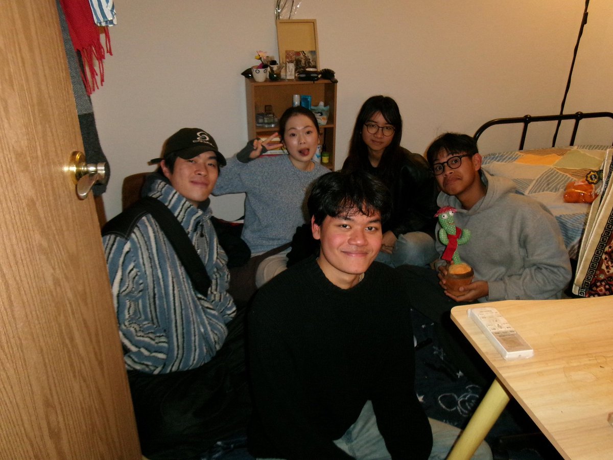 This built community gabakal bisa jalan kalo aku ga disupport orang" keren juga. 2 creative head, Salma yang bisa terjemahin dan ngehold ide" absurd kepalaku, sama keshia yang detailnya sampe bisa ngehitungin lubang" tikus terkecil sekalipun