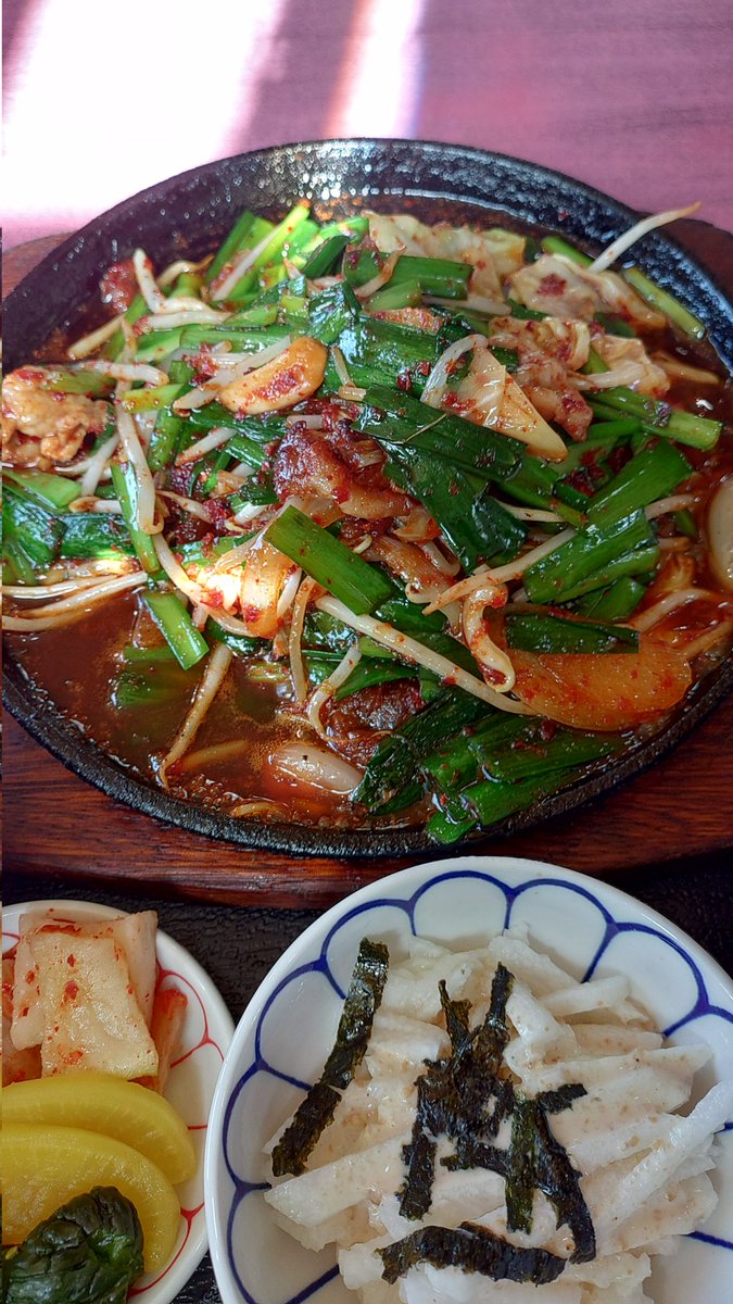 kantokusan41's tweet image. 梨花さん（海南市築地）
ニラ炒め定食
甘辛いタレでシャキッと炒められた野菜と豚肉🎶
ご飯がすすむ君すぎる😁
鉄板だから最後まで熱々✨
美味しかった😋
ごちそうさまでした🙏
#梨花