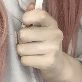 김채원 손 tweet media