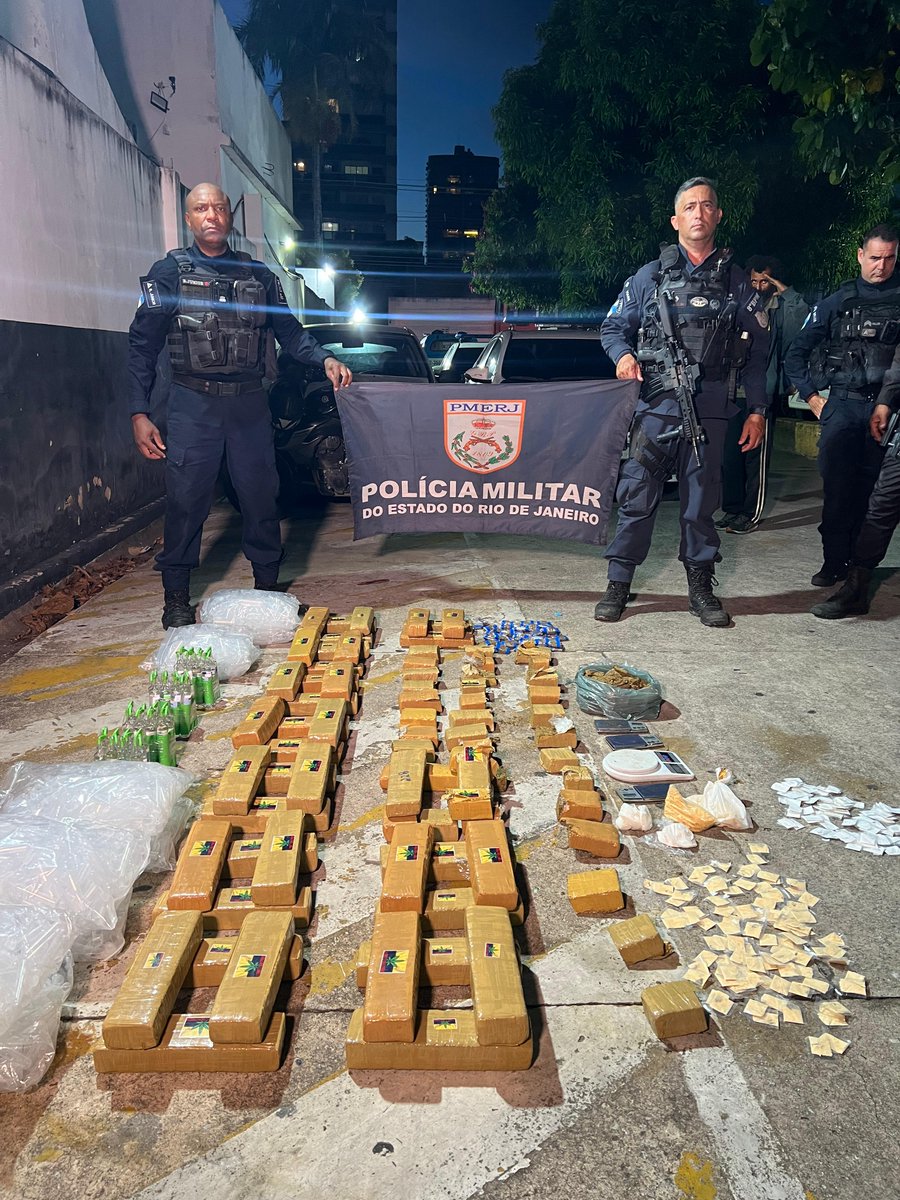PMERJ's tweet photo. Policiais do #8BPM, após trabalho de inteligência do Serviço Reservado, realizaram checagem de denúncia no Parque Maciel, em Campos dos Goytacazes, onde apreenderam grande quantidade de drogas e materiais relacionados ao tráfico. A ocorrência foi registrada na #134DP. https://t.co/kKZ9Pteo5h