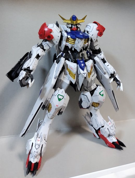 MGバルバトスルプス部分塗装とスミ入れですが完成しました～スミ入れのディールも、シールも多かった!!
筆塗り部分塗装とはいえゴールドと白の塗装には難儀しました。元がいいだけになかなか良いものになったと思います。 