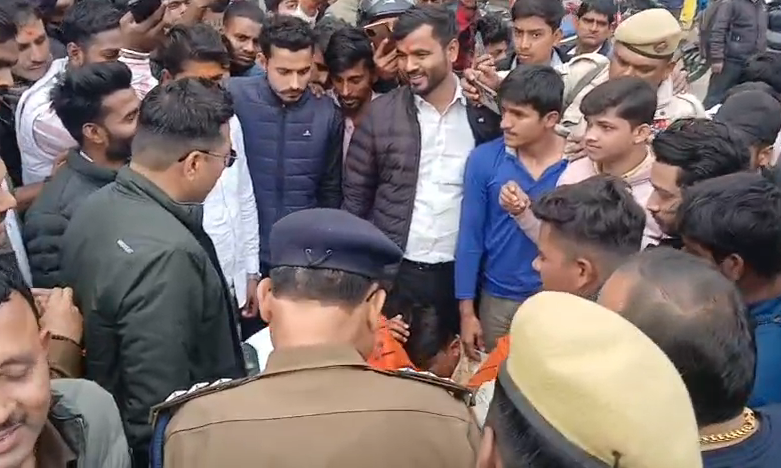 bstvlive's tweet photo. मिर्जापुर : काशी विद्यापीठ से जारी रिजल्ट में गड़बड़ी
➡रिजल्ट में गड़बड़ी को लेकर छात्रों का प्रदर्शन
➡जीडी बिन्नानी कॉलेज के बाहर ABVP का प्रदर्शन
➡सड़क पर छात्रों ने लगाया जाम, किया प्रदर्शन
➡विवि प्रशासन मनमानी करने का आरोप
#Mirzapur #ABVPProtest #ResultScam @mirzapurpolice
