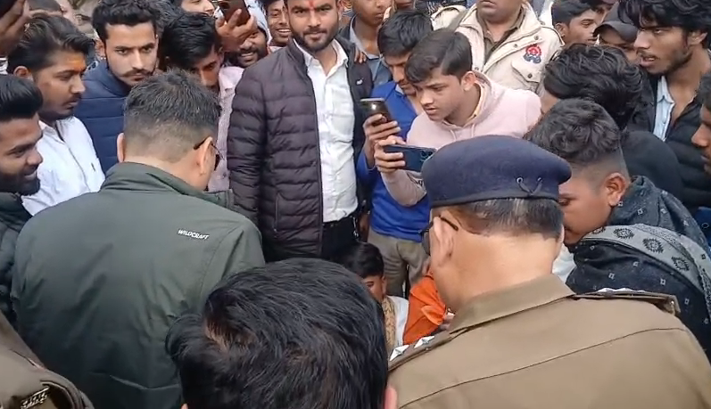 bstvlive's tweet photo. मिर्जापुर : काशी विद्यापीठ से जारी रिजल्ट में गड़बड़ी
➡रिजल्ट में गड़बड़ी को लेकर छात्रों का प्रदर्शन
➡जीडी बिन्नानी कॉलेज के बाहर ABVP का प्रदर्शन
➡सड़क पर छात्रों ने लगाया जाम, किया प्रदर्शन
➡विवि प्रशासन मनमानी करने का आरोप
#Mirzapur #ABVPProtest #ResultScam @mirzapurpolice