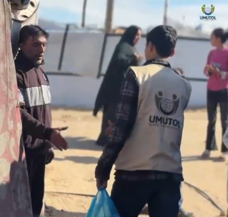 Gazze'de yemek pişirme imkanı olan ailelere gıda paketi dağıtımlarımız sürüyor...

Maalesef bu çocukların Ayağında bu soğukta hala terlik var ama mutlu bir şekilde geleceğe umutla bakmayı ve gülümsemeyi başarıyorlar...