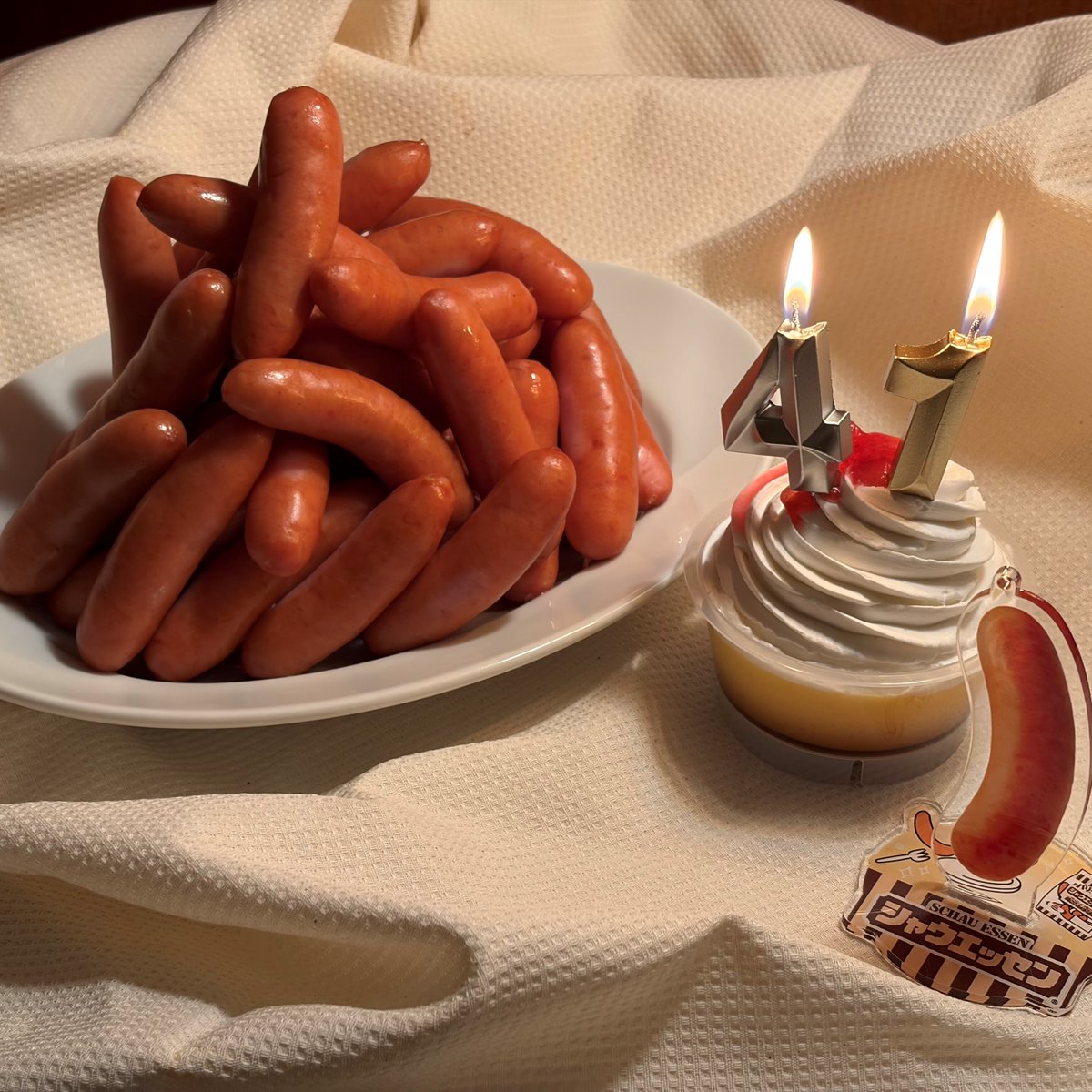 schauessen_nh's tweet image. 今日2月1日は、シャウエッセンの41回目のお誕生日です。
支えてくださった皆さまのおかげで迎えられました！

写真は、41本のシャウ盛り合わせでお祝いしたもの🎂
これからも皆さんの食卓に、美味しい「パリッ!!」が届きますように。

皆さんもぜひ、写真をあげてくれると嬉しいです。