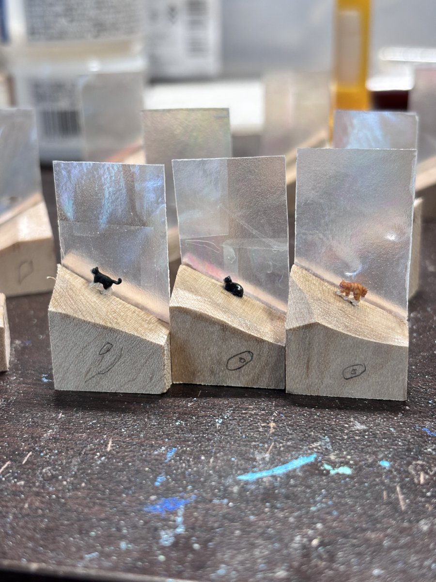 nekonokoufukuya's tweet image. 準備していますよ！
こちらは白蝶貝のシートを木に取り付けているところです