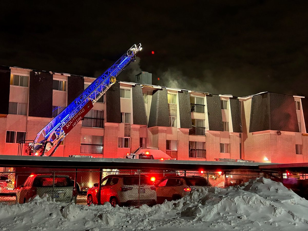 cyndejohnson's tweet photo. Southfield FD is responding to a two-alarm fire at an occupied apartment building in the area of Providence Dr. and Nine Mile. Mutual aid has been requested. Crews are on scene. #BREAKING  @FOX2News https://t.co/yxQxNkqNUI