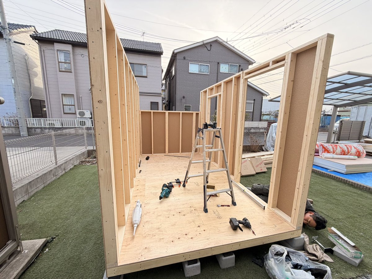 KDstaff01's tweet photo. 弊社では、この様な4帖程の小屋キットの販売、建築も実施しております🙇♀️
#SCRAFT
#小屋キットタイニー
6つのサイズがあるので用途に応じて、選べます。🏠
弊社の無人販売所もこのタイニーハウス内で販売してますので、購入時は小屋も見ていって下さいね😊 https://t.co/JCtkHFSVqE