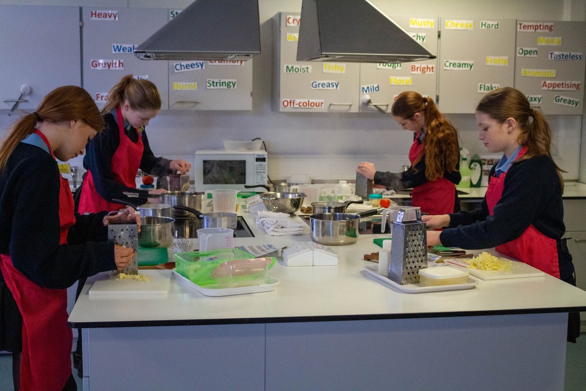 ThurstonCollege's tweet image. Year 8 have been learning how to make delicious Macaroni and cheese in Food Preparation and Nutrition lessons this half term! 🍽️

#FoodPrep #DT #TeamTCC #TCCLife