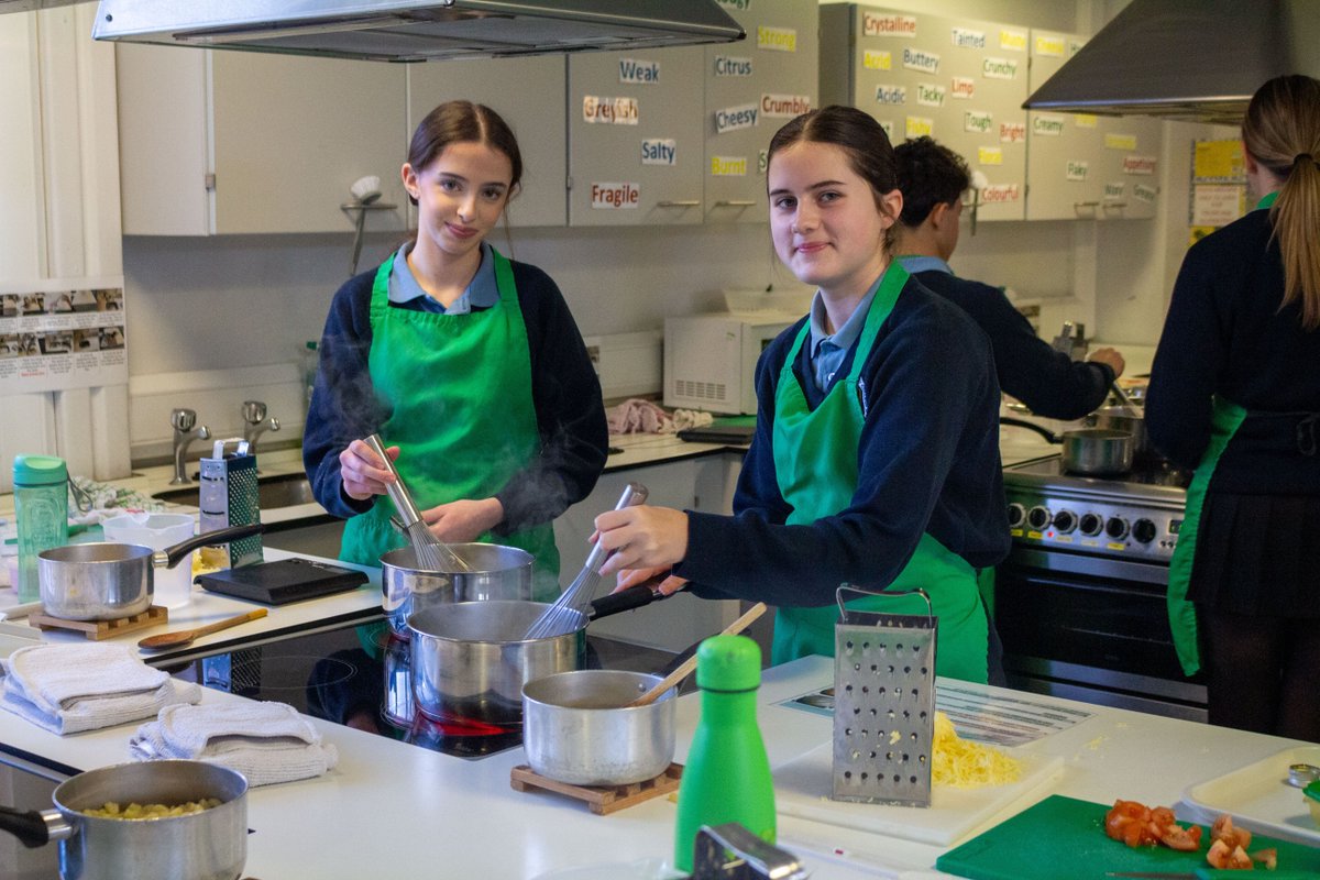 ThurstonCollege's tweet image. Year 8 have been learning how to make delicious Macaroni and cheese in Food Preparation and Nutrition lessons this half term! 🍽️

#FoodPrep #DT #TeamTCC #TCCLife