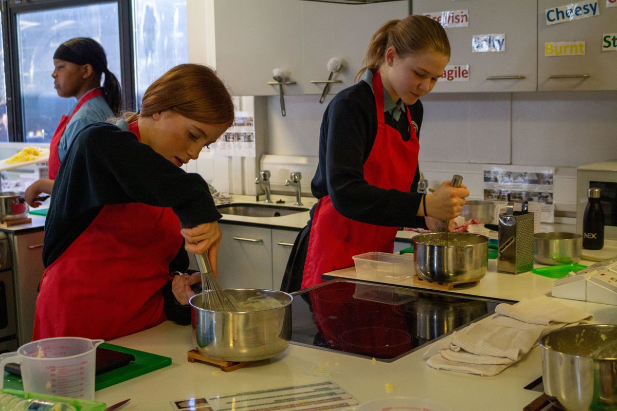 ThurstonCollege's tweet image. Year 8 have been learning how to make delicious Macaroni and cheese in Food Preparation and Nutrition lessons this half term! 🍽️

#FoodPrep #DT #TeamTCC #TCCLife