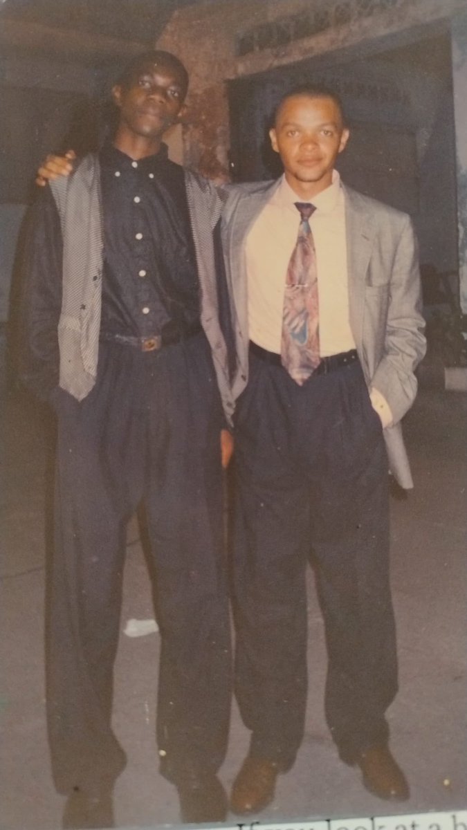 MarcelloTunasi's tweet image. Parfois, la mode nous pousse à porter certaines choses… et à l’époque, je trouvais ce pantalon tout à fait normal. 😅🙆‍♂️😎
#mode #souvenir #21ans #Tite #archives #PasteurMarcelloTunasi