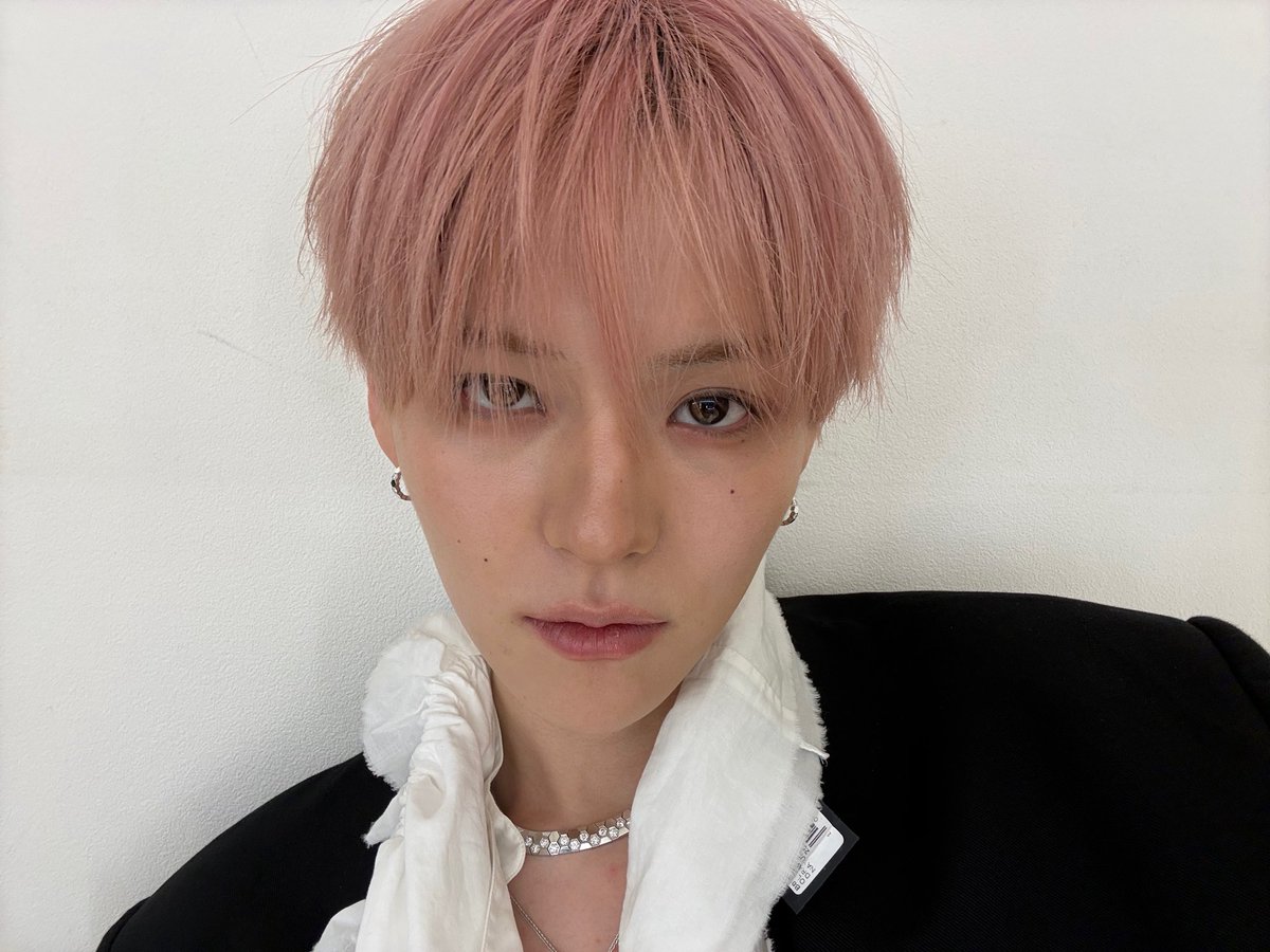 てかこれ画面じゃなくてカメラ見てんだよね 目と目が合っててやばい