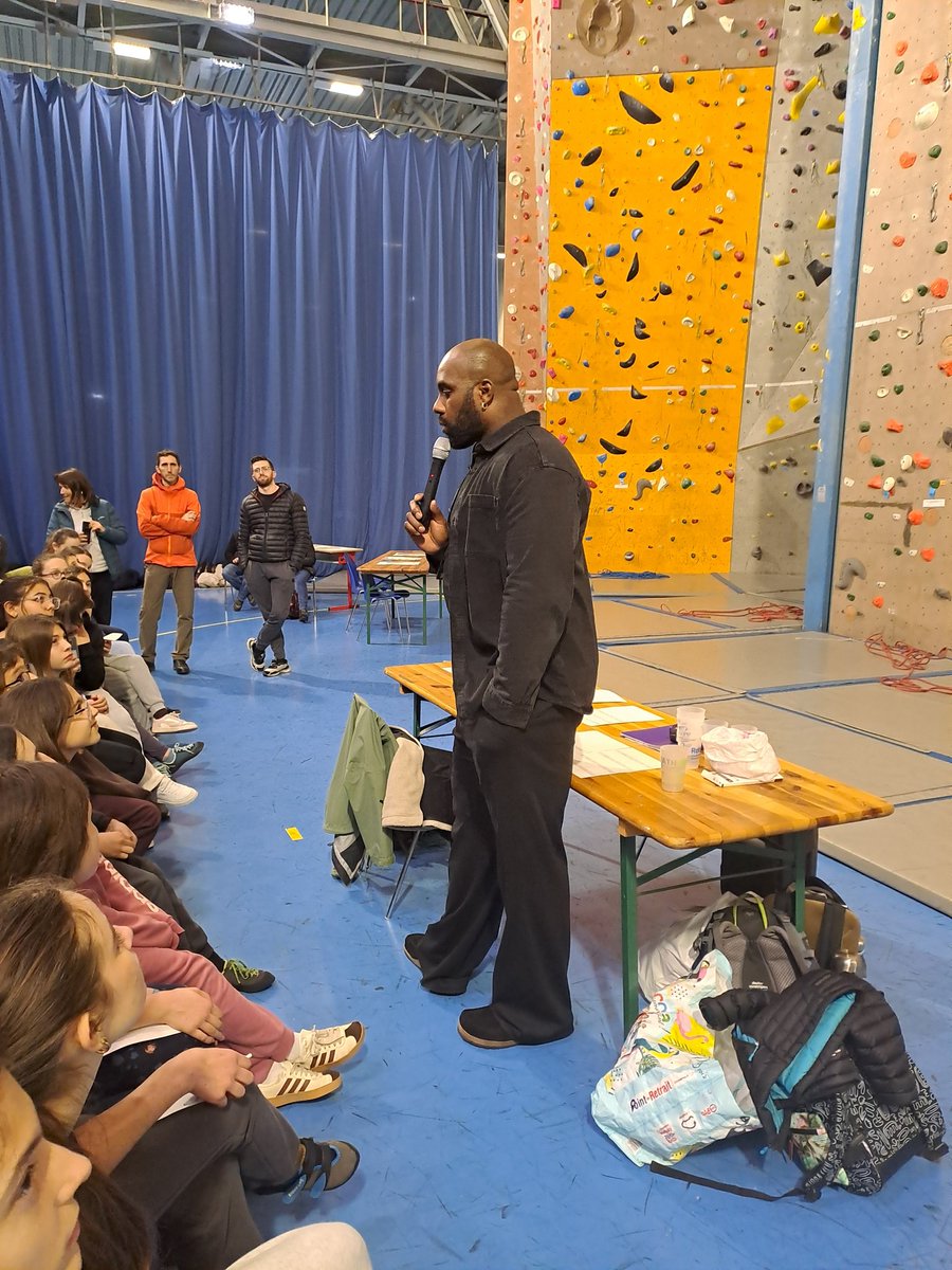 UNSS_26's tweet image. Super moment d'échanges autour de la santé mentale avec @teddyriner pour nos jeunes juges en escalade @unss @dsden26