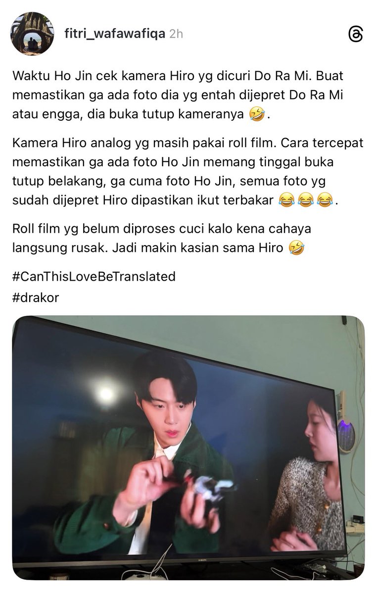 “When Ho Jin checks Hiro’s camera that Do Ra Mi stole. To make sure there weren’t any photos of him secretly taken by Do Ra Mi, he opens the back of the camera 🤣.

Hiro’s camera is an analog one that still uses film rolls. The fastest way to confirm there’s no photo of Ho Jin is