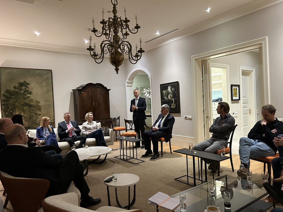 Met with representatives of Dutch companies to discuss the 2025 economic outlook and expectations for 2026. Growth opportunities remain, while challenges require continuous cooperation. The Embassy continues to support Dutch companies in Serbia. 🇳🇱🇷🇸