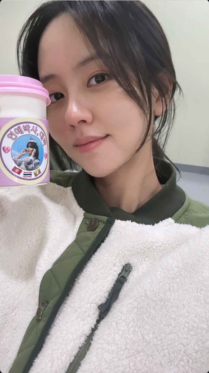 wowks99's tweet photo. 쏘별 스토리 업뎃🐰 #김소현​ 

연애박사 커피차 인증사진💜 https://t.co/zXH5CR0lVJ