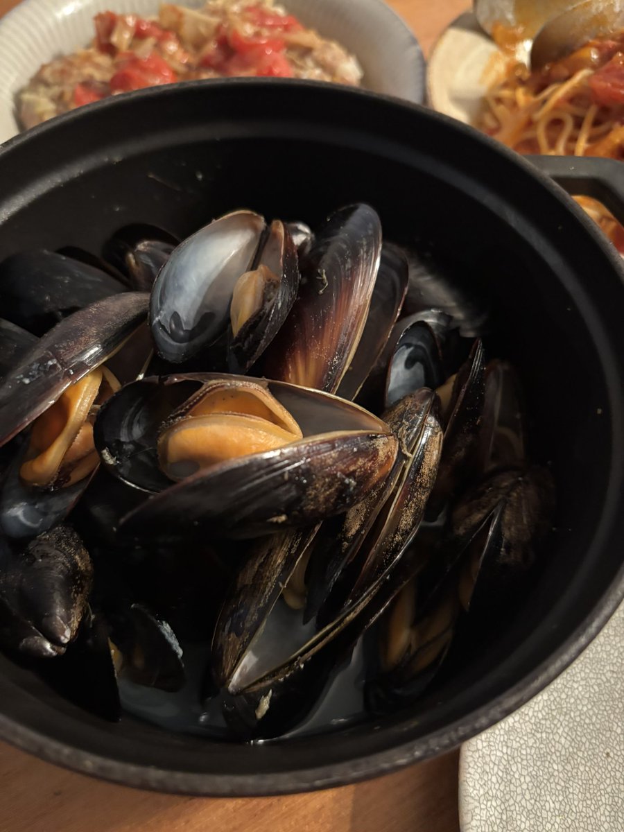 今日の夕飯
豚挽きしかないからキャベツ入れてソースだけ長谷川あかりさんの酒蒸しバーグを参考に、昨日作った手羽元トマト煮の余ったトマトソースと無印のミートソース合わせたパスタ、クリスマスに使おうと思って買った冷凍のムール貝をワイン蒸しに。
ハイボールから白ワインにチェンジでお疲れ様！