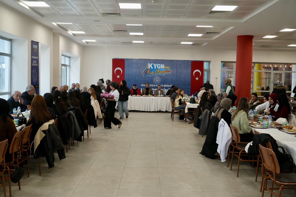 GSB_Gaziantep's tweet photo. KYGM Gastronomi Kampı’nın 3. gününde öğrencilerimizle, öğle yemeğinde şehit ailelerimizle bir araya geldik.

Birlik ve beraberliğin en güzel örneğini yaşadığımız bu buluşma, gönüllerimizi aynı sofrada birleştirdi.

@OA_BAK @gencliksporbak @GSB_KYGM https://t.co/F6lRD5gem3