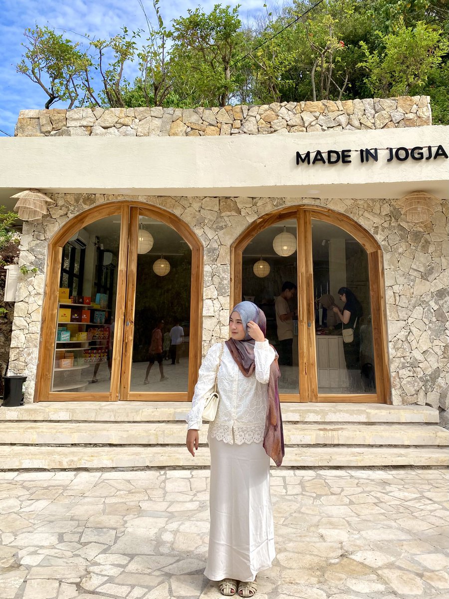 Disini banyak spot - spot foto bagus guys! tapi kalo udah jam 9an keatas udah panas pooooll😭🙏🏻

Tapi guys htm nya itu gabisa di tuker voucher makanan/minuman huhu... 

Btw dia juga ada cafe nya cuman kemarin aku ga mampir ke cafe nya:(