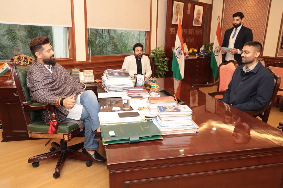 आज दिल्ली स्थित पंचशील भवन में केंद्रीय खाद्य प्रसंस्करण उद्योग मंत्री और मेरे बड़े भाई आदरणीय <a href="/iChiragPaswan/">युवा बिहारी चिराग पासवान</a> जी से आत्मीय मुलाकात हुई।
इस क्रम में उन्होंने अपने अनुभवों के आधार पर बिहार के विकास से जुड़ी महत्वपूर्ण जानकारी साझा की।