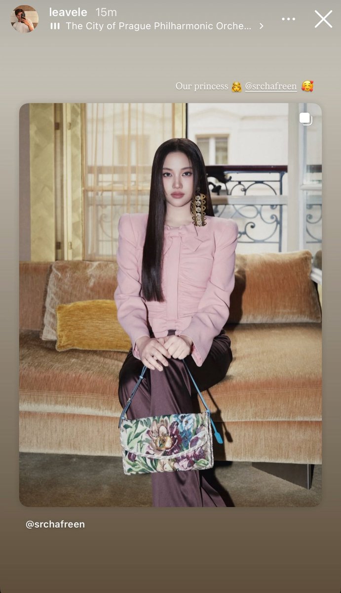 เจ้าหญิงของวาเลนติโน่ ทีมวาเลนทะนุถนอมอย่างดี 🥹

💬 Our princess 👸 @.srchafreen 🥰

SAROCHA AT VALENTINO COUTURE 
#MaisonValentinoHC26XFreen
#srchafreen