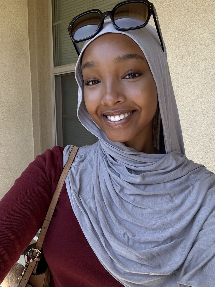 في حياتي تعلمت إنو كل تجربة بتعلّمك درس، وكل موقف صعب بيخليك أقوى، وكل فشل بيزيدك صبر وعزيمة. وأنا هنا، بكل ما فيّ من قوة ونعومة، أعيش حياتي بطريقتي الخاصة وبفخر هويتي.