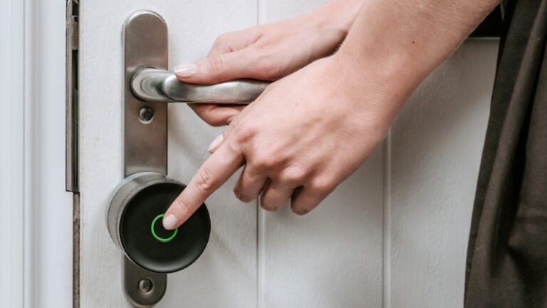 PB_mag's tweet image. Yale’s latest smart lock introduces KeySense™ Technology, making locking and unlocking the home easier than ever. 

Find out more here - bit.ly/4t1dEob
#safety #smartlock #tradespeople