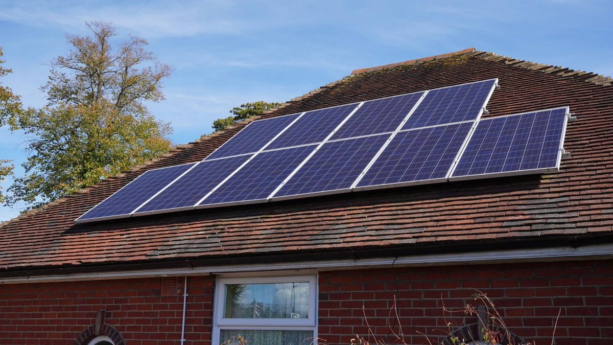 EnergyInstitute's tweet image. 🌍#NewEnergyWorld

🏠£15bn to fix Britain’s leaky homes: The new #WarmHomesPlan targets 5mn upgrades by 2030 with solar, heat pumps, batteries and insulation – cutting bills, tackling #fuelpoverty and reshaping home energy: ow.ly/siJf50Y4ny5