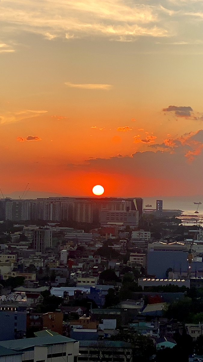 higeyasu2's tweet photo. 久々にくっきりの #マニラ湾の夕陽
もう #Corregidor と #Bataan 半島の��間に沈み、ちょいと日が長くなってきたけど
心地よく過ごせるのは、あと1ヵ月半くらいかな?😚
#フィリピン在住 https://t.co/b25tV6E54R