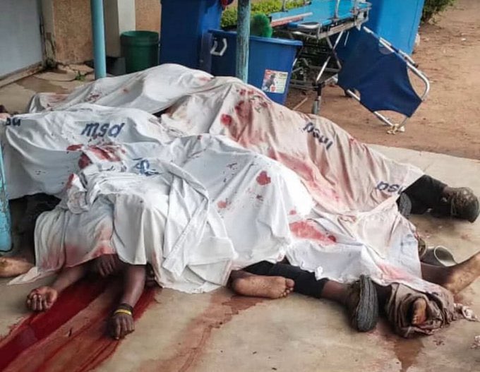 HildaNewton21's tweet photo. Hapa ni  Hospitali ya Rufaa ya Sekou-Toure Mwanza, Nduli Idd Amin Mama aliwauwa hawa ndugu zetu kwa risasi Oktoba 29 then wakakusanya miili yao na kuweiweka kama mizoga baada ya hapa wakaiba miili yote na kwenda kuizika kwenye kaburi la Halaiki.

#TanzaniaMassacre #SamiaMustGo https://t.co/HiHQDUsQAK