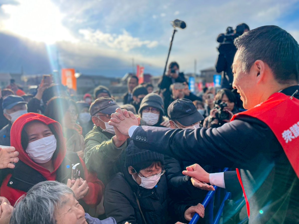 muraihideki's tweet photo. ＜街頭演説会／七里駅＞
選挙戦3日目の午後、
本日14時50分より、七里駅北口にて街頭演説会を開催いたしました。
寒風が吹きつける厳しい中にもかかわらず、
1,500人を超える皆さまに足をお運びいただき、
心から感謝申し上げます。
皆さまのお姿一つひとつが、大きな力となりました。
本日は、岸田文雄元内閣総理大臣が応援弁士として駆けつけてくださいました。
総理在任中、私が官邸で官房副長官、総理補佐官としてお支えさせていただいた当時のエピソードにも触れていただき、
温かく、そして力強い激励の言葉を頂戴しました。
その信頼の重みを、改めて胸に刻みました。
私からは、5期目に国会運営の責任者として取り組んできた仕事についてご報告するとともに、
官邸で培った経験を生かし、これからも国政の場で責任を果たしていきたいという強い決意をお伝えしました。
寒さを超えて集まってくださった皆さまの思いに、
必ず応えなければなりません。
この街の声を、確実に国政へ。
その覚悟を新たにし、引き続き全力で走り続けてまいります。