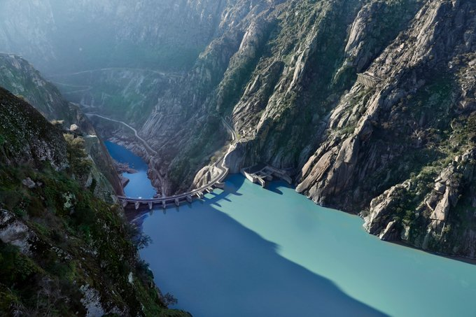 Un escenario 🔝 de la energía limpia... y de CINE 👉🏻 La presa de Aldeadávila, en Salamanca, ha sido protagonista de pelis como Doctor Zhivago, La Cabina o Terminator 🎥🎞️