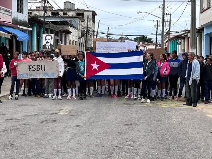 YoandyCueto's tweet photo. 🇨🇺 Para un príncipe enano se hace esta fiesta. Ellos son los que saben querer, como dijera el Apóstol, son la esperanza del mundo 🌎. Protagonizaron nuestros infantes, el acto por el 173 aniversario del natalicio de José Julián Martí Pérez. Desde #SanJuanyMartínez https://t.co/z46nYfuFK3