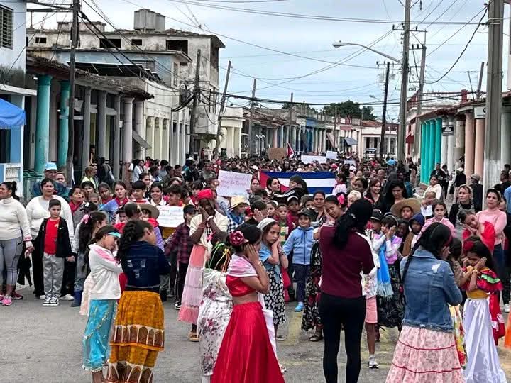 YoandyCueto's tweet photo. 🇨🇺 Para un príncipe enano se hace esta fiesta. Ellos son los que saben querer, como dijera el Apóstol, son la esperanza del mundo 🌎. Protagonizaron nuestros infantes, el acto por el 173 aniversario del natalicio de José Julián Martí Pérez. Desde #SanJuanyMartínez https://t.co/z46nYfuFK3