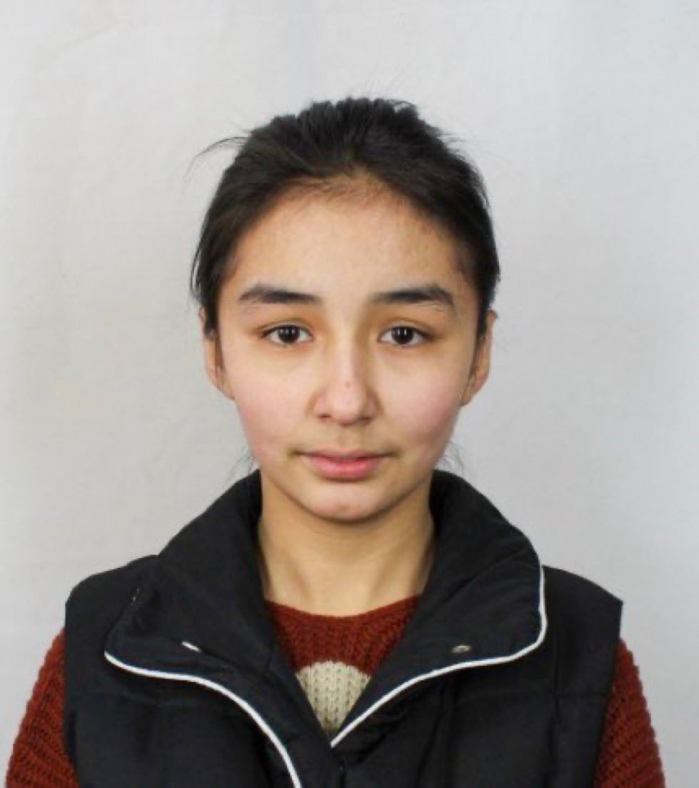 Uyghur_Report's tweet image. Benim adım Mihrigül

Henüz 15 yaşındaydım. 
Annem evde saçımı örerken, Çinli polislerin ani baskınıyla ailecek hapse atıldık. Fotoğrafım çekildi. Türlü işkenceler maruz kaldım. Küçük bedenim dayanamadı, Allah’a kavuştum.

Kimse benim için saçını örmedi.