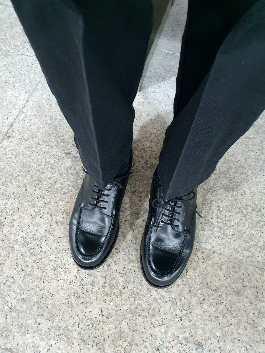 아침에 닦고 바로 신고 나온 신발...
미국식 플레인토 더비류들을 좋아라 하지만 가끔은, 그리고 한컬레정도는 이런 프랜치 U팁도 좋단 말이지...