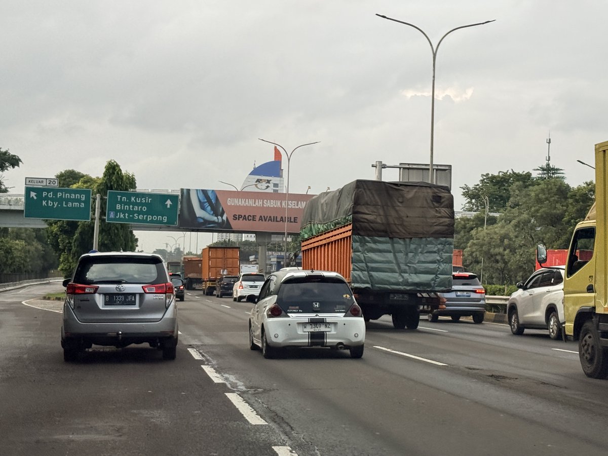 ⁦<a href="/RadioElshinta/">Radio Elshinta</a>⁩ Macet Parah Tol JORR Pondok Indah Arah Ciledug Belum ada Petugas Pengatur ⁦<a href="/TMCPoldaMetro/">TMC Polda Metro Jaya</a>⁩