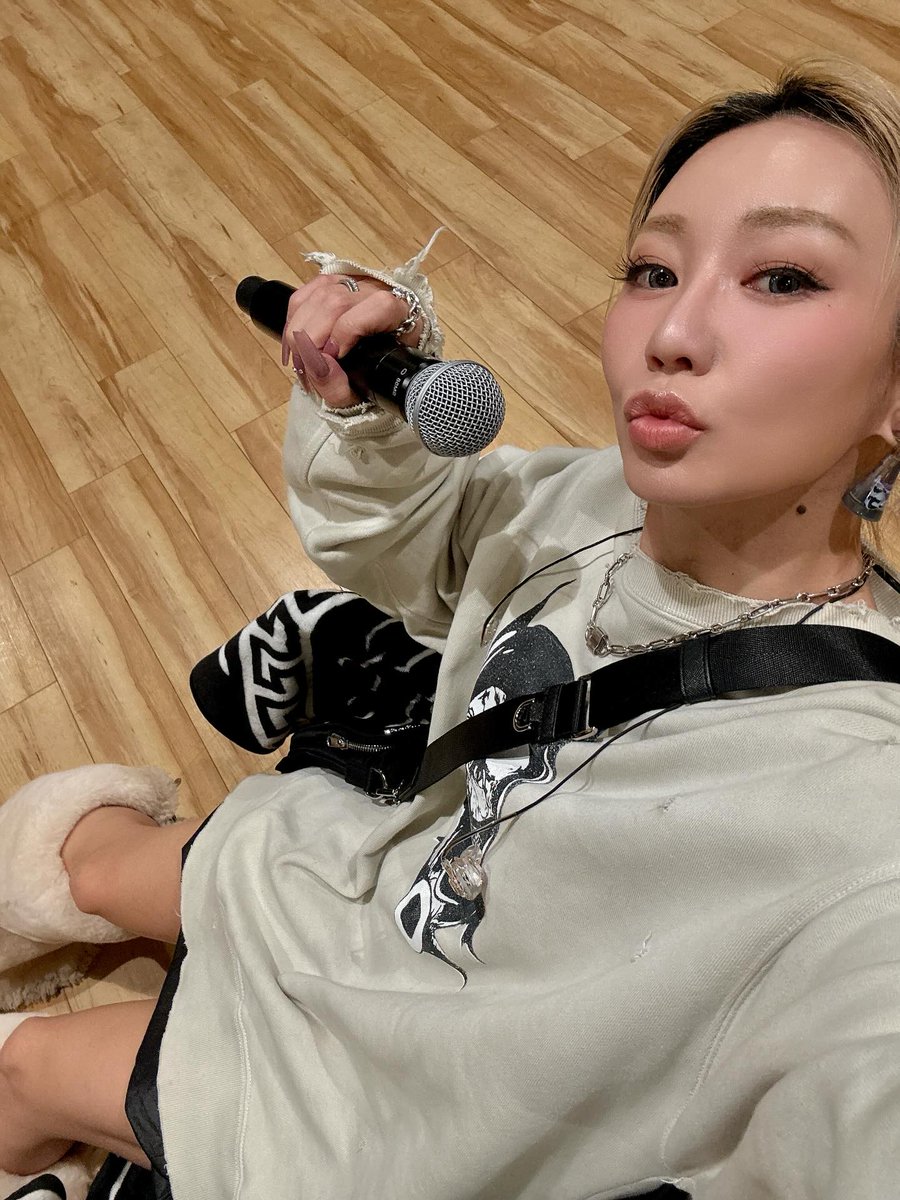 TBS_geino's tweet photo. 倖田來未

「バレンタインディナーショーはじまりますよー!!」

ミニスカ×ファー付きブーツ姿でリハーサル風景を公開

⬇️記事はこちら📝
https://t.co/dWA7sUnUgB 

#倖田來未 https://t.co/NnY7KfzEll
