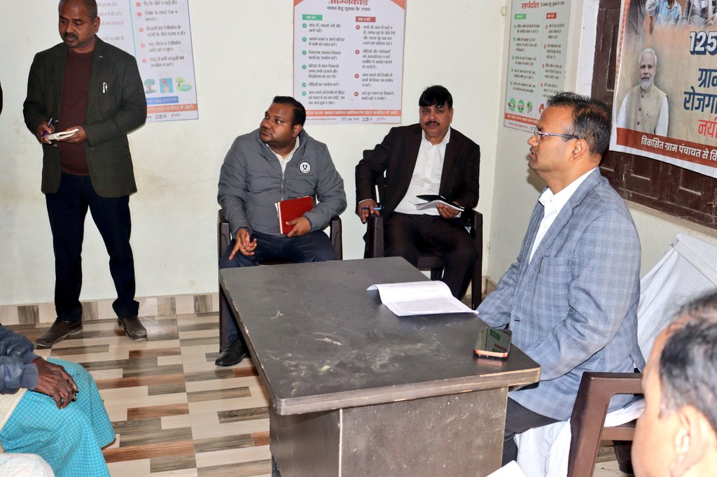 जनपद के सबसे कम फार्मर रजिस्ट्री वाले ब्लॉक जहानागंज के मित्तूपुर व दौलताबाद का भ्रमण किया गया।उपस्थित किसानों से फार्मर रजिस्ट्री के संबंध में जानकारी प्राप्त की।
योजना का बेहतर प्रचार करने व फार्मर रजिस्ट्री में लापरवाही करने वाले कार्मिकों पर कड़ी कार्रवाई करने के निर्देश दिए