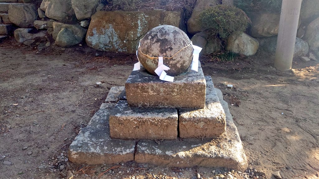 先日山梨に行ってきた折、山梨に特徴的な民俗信仰物である「丸石道祖神