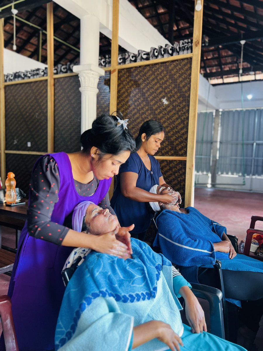 vavuniyafa's tweet image. Facial session – students practice

At Vavuniya Fashion Academy (VFA), students in the makeup class are learning how to perform facial treatments through direct, hands-on practice. 

#facialsession #studentspractice #beautytraining #handsonpractice #skincaretraining #vfa