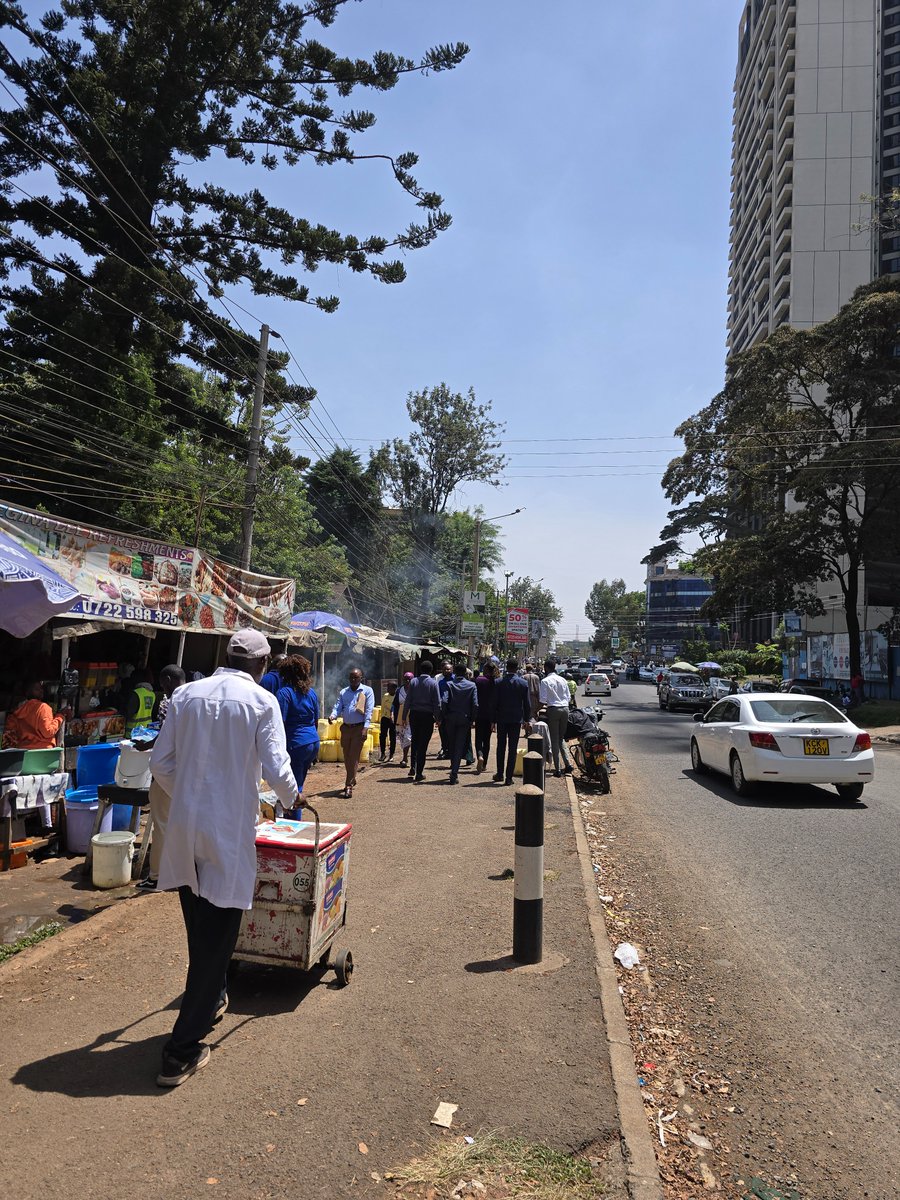 CounselDave's tweet photo. Lunch time in upperhill hizi vibanda hulisha 80% of working class people. Pupils, corporate utawapata wote huku. https://t.co/kqFqCMyr81