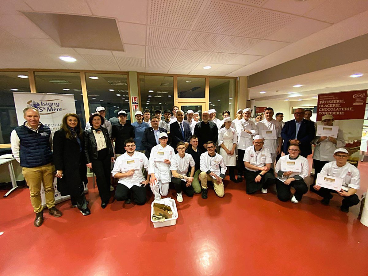 prefet59's tweet photo. #Formation #Apprentissage #Artisanat 

𝐐𝐮𝐚𝐧𝐝 𝐥’𝐞𝐱𝐜𝐞𝐥𝐥𝐞𝐧𝐜𝐞 𝐝𝐞 𝐥’𝐚𝐫𝐭𝐢𝐬𝐚𝐧𝐚𝐭 𝐬𝐞 𝐭𝐫𝐚𝐧𝐬𝐦𝐞𝐭 ! 

🥐 À l’Université régionale des métiers de l’artisanat de Caudry, le concours du Meilleur croissant organisé par la @CMA_HdF a mis à l’honneur le talent et l’engagement des apprentis boulangers.

👩‍🍳🧑‍🍳 Maîtrise des gestes, exigence de qualité, passion du métier : les candidats ont illustré le haut niveau de formation et la richesse des savoir-faire transmis.

🏅 Lors de la remise des prix, Fayçal Douhane, sous-préfet de Cambrai, a salué le rôle essentiel de l’apprentissage et des équipes pédagogiques dans la formation des artisans de demain.