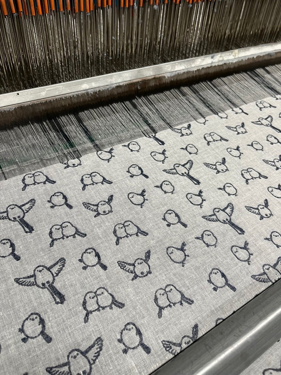 シマエナガ。
早速、播州の職人さんがサンプルを織ってくれています。

いや…僕が欲しい…。

男性がポケットから出したハンカチがこのデザインだったら、どうですか？？？