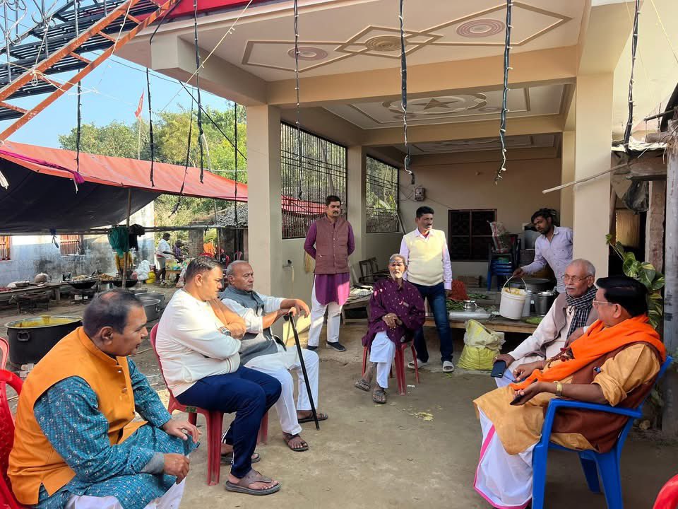 Ershailendrabjp's tweet photo. सोनवर्षा में विजेंद्र कुमार जी के सुपुत्र शिवम कुमार जी के उपनयन संस्कार कार्यक्रम में सम्मिलित होकर उन्हें हार्दिक शुभकामनाएँ एवं आशीर्वाद प्रदान किया।
#Sonvarsha
#JaneuSanskara
#Upanayan
#ShivamKumar
#Shubhkamnaye https://t.co/osTtBeD8SW
